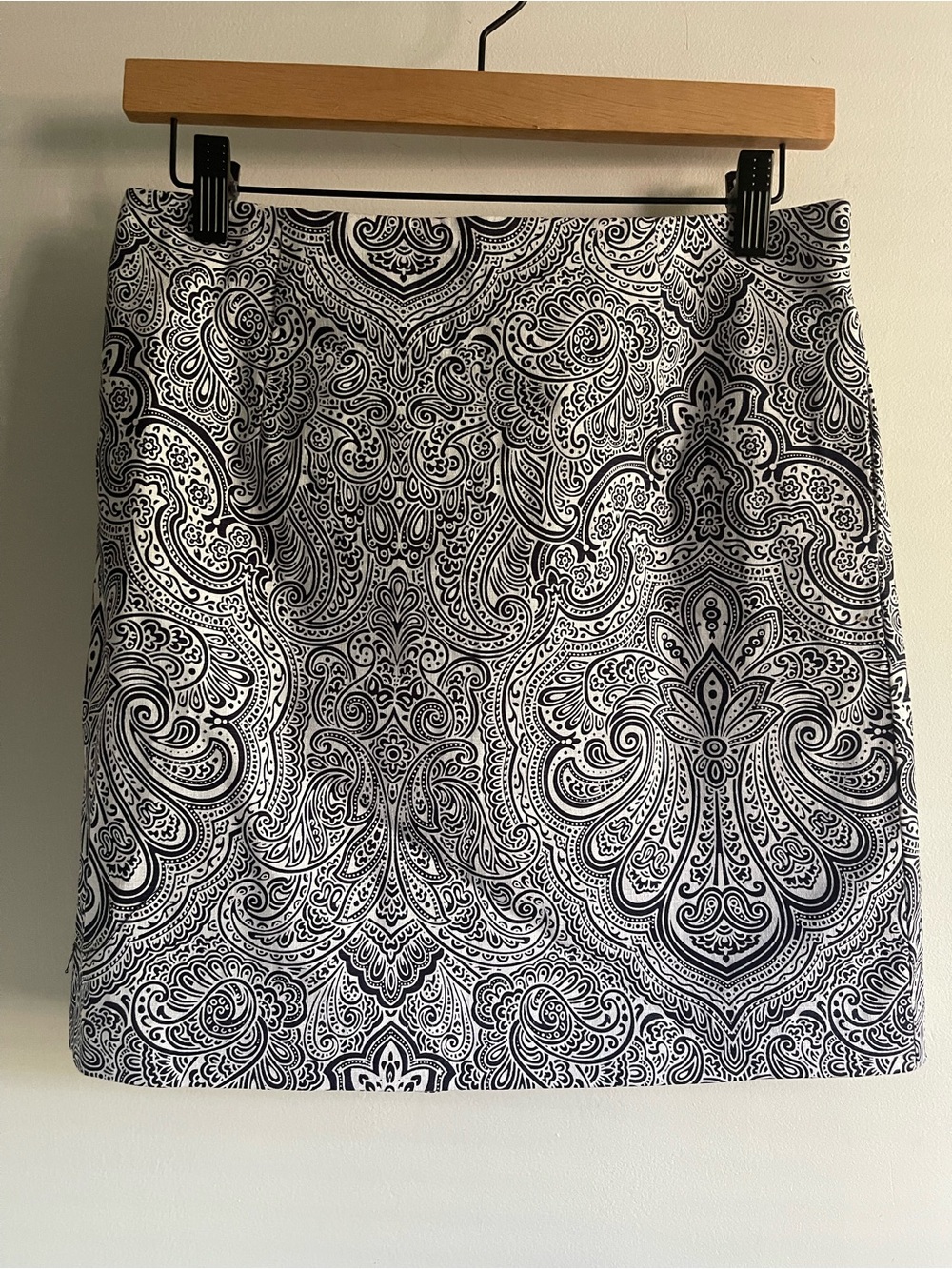 NWT Tommy Hilfiger Paisley Mini Skirt Black White A-Line Size 2 Boho w/ Flaw